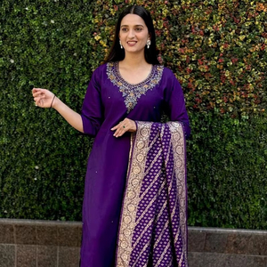 Grand ensemble élégant et droit de pantalon Kurti Dupatta Collection ethnique indienne opulente pour la vente en gros B2B et les cadeaux d'entreprise - Product Image 1