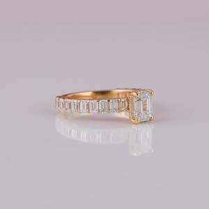 แหวนหมั้นเพชรทรงเหลี่ยมมรกตเคลือบทอง 14K สำหรับผู้หญิง เครื่องประดับแต่งงานทันสมัย ประดับเพชรด้านข้างแบบฝังเพชรเรียง - Product Image 5