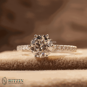 Anillo de compromiso con halo oculto de diamante cultivado en laboratorio de corte redondo y detalles en oro rosa con engaste de puntas para mujer - Product Image 5