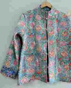 Chaqueta de Mujer de Algodón Hecha a Mano en India, Reversible, Acolchada, con Estampado Floral Bohemio, Ecológica, para Invierno - Product Image 3