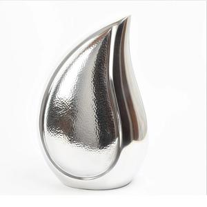 Urne funéraire en métal brillant en forme de larme, argent poli martelé, design personnalisé, urne en métal pour adulte pour la mémoire familiale - Product Image 1