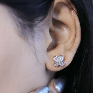 Pendientes Zarkan con Forma de Mariposa y Flores, Chapados en Oro de 18K, con Perla de Agua Dulce y Diamante - Product Image 1
