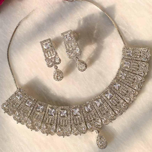 Collar de diamantes americano de diseño moderno con pendientes redondos y Tikka clásico para un aspecto de boda - Product Image 1