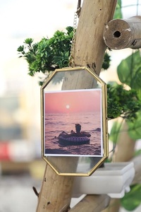 Cadre photo mural décoratif léger en verre et laiton, fabriqué à la main, écologique, design personnalisable pour la maison et le bureau - Product Image 4