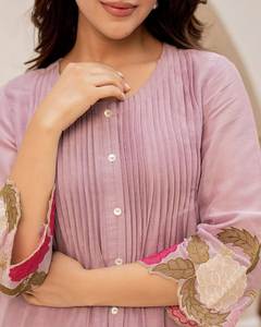 Ensemble Kurta et pantalon en soie Chanderi de qualité supérieure, entièrement brodé, avec découpe fantaisie de qualité supérieure, pour le bureau ou les occasions spéciales. - Product Image 4