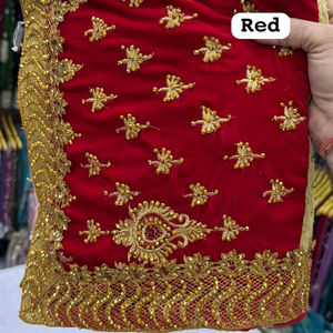 Sari de terciopelo puro combinado con una blusa de seda Malai, elaborado con bordados elaborados, un elegante borde decorativo para uso festivo. - Product Image 1