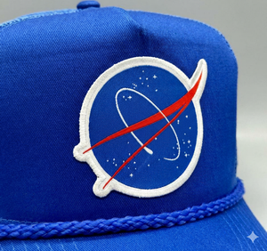 Gorra trucker personalizada al por mayor para marcas de streetwear, con insignia tejida, snapback de 5 paneles con cordón trenzado y malla. - Product Image 2