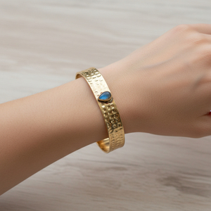 กำไลข้อมือทองชุบลายตอกประดับด้วยลาบราโดไรต์ทรงหยดน้ำ - Product Image 1