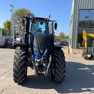 Tractor Agrícola Valtra Usado 2020 Azul 4x4 con Alto Nivel de Seguridad - Product Image 5