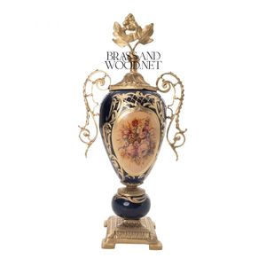 Jarrón antiguo de porcelana y latón con manijas adornadas con ilustraciones florales pintadas a mano y base dorada clásica para interiores de lujo - Product Image 1