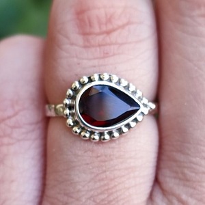 Anillo de Compromiso de Plata de Ley 925 con Baño de Rodio para Mujer, Hecho a Mano con Piedra Preciosa de Granate, Engaste de Puntas, Joyería Fina - Product Image 3