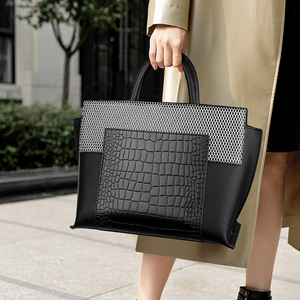 Sac fourre-tout moderne pour femme, motif crocodile noir, fermeture à rabat, grande capacité, sac à main décontracté avec design ajouré - Product Image 4