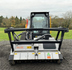 รถตักดินดีเซลแบบตีนตะขาบ JCB พร้อมอุปกรณ์ตัดไม้ซุงและบดตอไม้  ประสิทธิภาพสูงสำหรับการเคลียร์พื้นที่ - Product Image 1