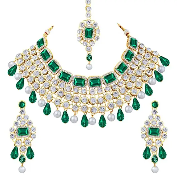 Collana girocollo tradizionale in cristallo indiano con orecchini Maang Tikka Set di gioielli da sposa da sposa per donna verde