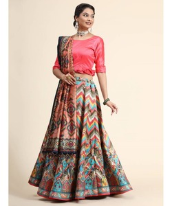 LehengaCholi en gros bon marché à bas prix pour les femmes en noir avec chemisier brodé - Product Image 2