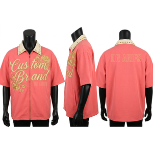เสื้อเชิ้ตผู้ชายทรงโอเวอร์ไซส์ แขนสั้น ซิปหน้า ทรงบ็อกซี่ สไตล์สตรีทแวร์ คอเสื้อประดับหมุด พิมพ์ลายโลโก้ - Product Image 2