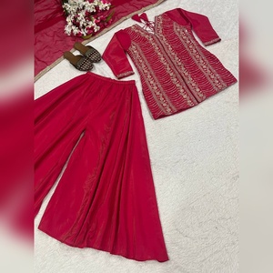 Salwar kameez en coton exclusif avec un haut à richement brodé et un palazzo avec un dupatta assorti pour les sorties décontractées, vente en gros - Product Image 6