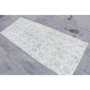 Alfombra Turca de 2.7x6.8 pies, Alfombra Vintage, Alfombra Marroquí Azul y Blanca - Product Image 2