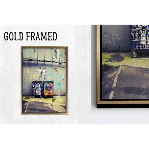 Encanto de Grafiti Urbano: Lienzo Impreso Inspirado en Banksy, 1 Pieza con Marco Dorado - Product Image 1