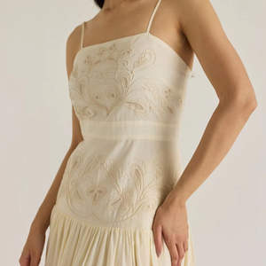 Robe maxi à bretelles de haute qualité, magnifique, avec des broderies dori symétriques complexes qui mettent en valeur un savoir-faire exquis. - Product Image 1