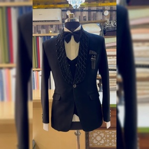 Mariages élégants sur mesure Événements formels et occasions spéciales Design classique élégant et intemporel Costume trois pièces noir pour hommes - Product Image 2