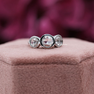 Anillo de compromiso lujoso con ajuste de tres piedras de diamante cultivado en laboratorio de corte redondo de platino para mujer IGI - Product Image 1