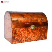 Boîte en teck brun en bois de placage marocain artisanal de Biyadina, faite à la main avec du bois poli en forme carrée pour un cadeau de fête des mères