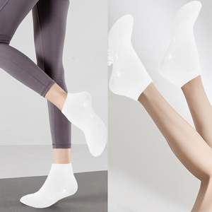 6 paires de chaussettes de yoga avec poignées pour femmes, chaussettes antidérapantes pour Pilates et Ballet Barre 90% combe coton 5% Polyester 5% Spandex - Product Image 2