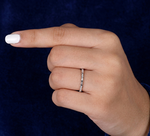 Anillo de Diamantes Cultivados en Laboratorio de Oro de 14K, Anillo de Boda Minimalista, Anillo Apilable con Diamantes Redondos y Baguette - Product Image 6