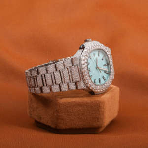 Montre-bracelet en diamant Moissinatie pour femmes avec cadran bleu numérique Montre de luxe personnalisée à la main au design fou Montre entièrement glacée - Product Image 4