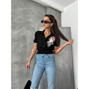 เสื้อเชิ้ตผ้าลินินผู้หญิง Topshow สีดำพิมพ์ลายดอกไม้-เสื้อเบลาส์ขายส่ง - Product Image 1