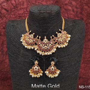 Bijoux Kemp Ensemble de colliers Kemp plaqué or mat de belle conception pour la fête - Product Image 1