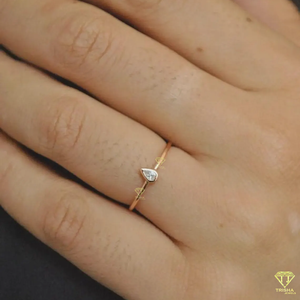 Bague Moissanite minuscule coupe poire Dainty bague en argent plaqué or 925 bague de promesse Solitaire minimaliste pour femmes et filles - Product Image 4