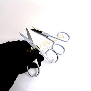 Ciseaux à sourcils miniatures de haute qualité en acier inoxydable avec revêtement en poudre gris clair, lame droite, pointe acérée, avec votre propre logo personnalisé - Product Image 4