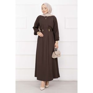 Robe Hijab Dorée avec Broche et Détail à la Taille, Style Simple, Couleur Café, Lavable, avec Taille Naturelle - Product Image 1