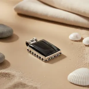 Colgante Geométrico Plateado en Platino y Rodio con Ónix Negro y Detalles de Turquesa/Circonita/Diamante para Mujer - Product Image 2