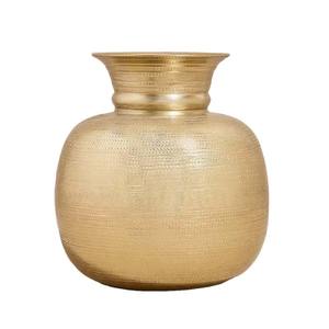 Florero de aluminio dorado de diseñador, maceta decorativa hecha a mano de primera calidad para comedor, dormitorio y espacios de oficina - Product Image 1