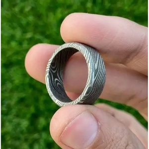 Bague en acier Damas faite à la main sur mesure avec belle boîte cadeau-Cadeau de mariage ou d'anniversaire personnalisé - Product Image 3