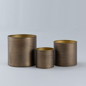 Juego de macetas de plantas de-3 macetas de metal hechas a mano eleva tu espacio con diseños de moda maceta colgante - Product Image 1