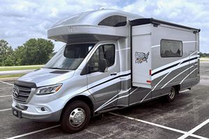 Mercedes-Benz Sprinter 3500XD Winnebago View 24J 2020 Usado, 23k Millas, Motor Turbodiésel, Slide-Out Eléctrico, Toldo Eléctrico - Product Image 3