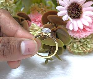 Anillo de compromiso solitario Lurba Jewels de 2 quilates con moissanita de corte cojín y engaste de puntas, estilo vintage cristiano, anillo de boda fino - Product Image 4