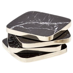 Elegantes posavasos de mármol blanco con vetas grisáceas profundas y un soporte resistente en tono latón. Disponible a precios de mayoreo. - Product Image 3