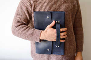 Housse pour ordinateur portable portable durable en cuir véritable élégante faite à la main pour les professionnels Logo couleur personnalisable bureau quotidien - Product Image 5