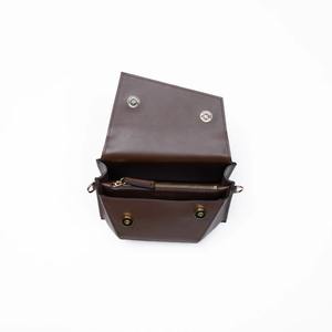 Sac à bandoulière pour femme en cuir véritable marron foncé, résistant à l'eau, avec rabat géométrique, petit sac de soirée - Product Image 3