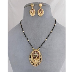 Mangalsutra หุ้มทองชาติพันธุ์ที่มีต่างหูที่ดูสมบูรณ์แบบสำหรับคอลเลกชันการแต่งงานและการสวมใส่ในชีวิตประจำวันสำหรับผู้หญิง - Product Image 1