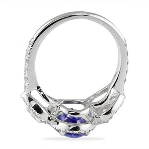 Bague de luxe en or blanc pour la vente en gros de trois pierres naturelles Halo Design de forme ovale en saphir bleu et diamant - Product Image 3