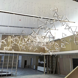 Grande lampadario a <span class=keywords><strong>Led</strong></span> moderno personalizzato oro centro commerciale al coperto Hotel Club soffitto decorativo pendente triangolare luce - Product Image 2