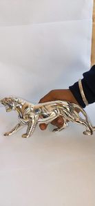 Sculpture de tigre minimaliste nickelé poli à la main tigre coulé décoratif moderne décor d'intérieur de maison pièce maîtresse de tigre en argent - Product Image 6