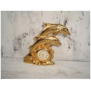 Horloge de table en métal à double poisson en laiton AK en finition dorée Petite horloge au meilleur prix pour la décoration intérieure de table - Product Image 1