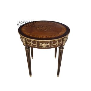 Table d'appoint ronde de luxe avec incrustation florale en marqueterie et accents en laiton doré orné pour la décoration intérieure classique de la maison - Product Image 1